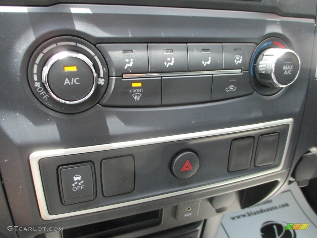 2017 Nissan TITAN XD S Crew Cab 4x4 Controls Photos