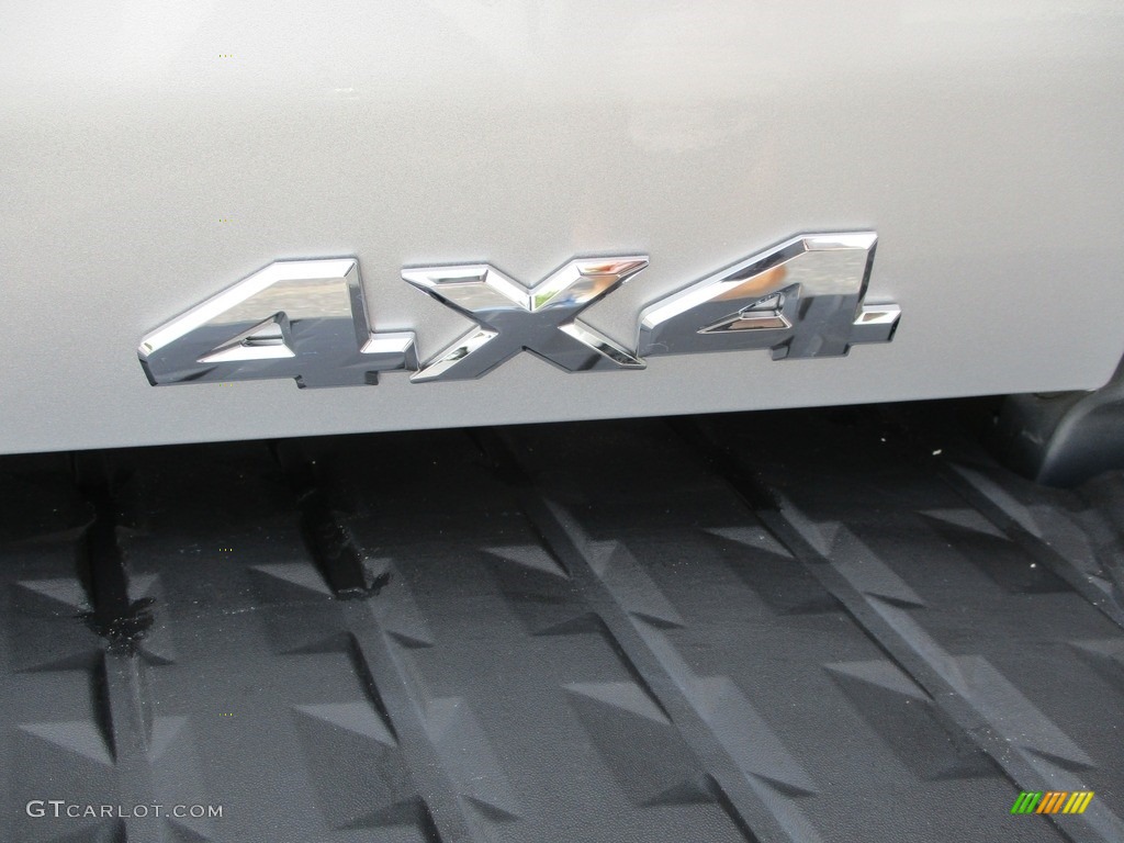 2017 Nissan TITAN XD S Crew Cab 4x4 Marks and Logos Photos