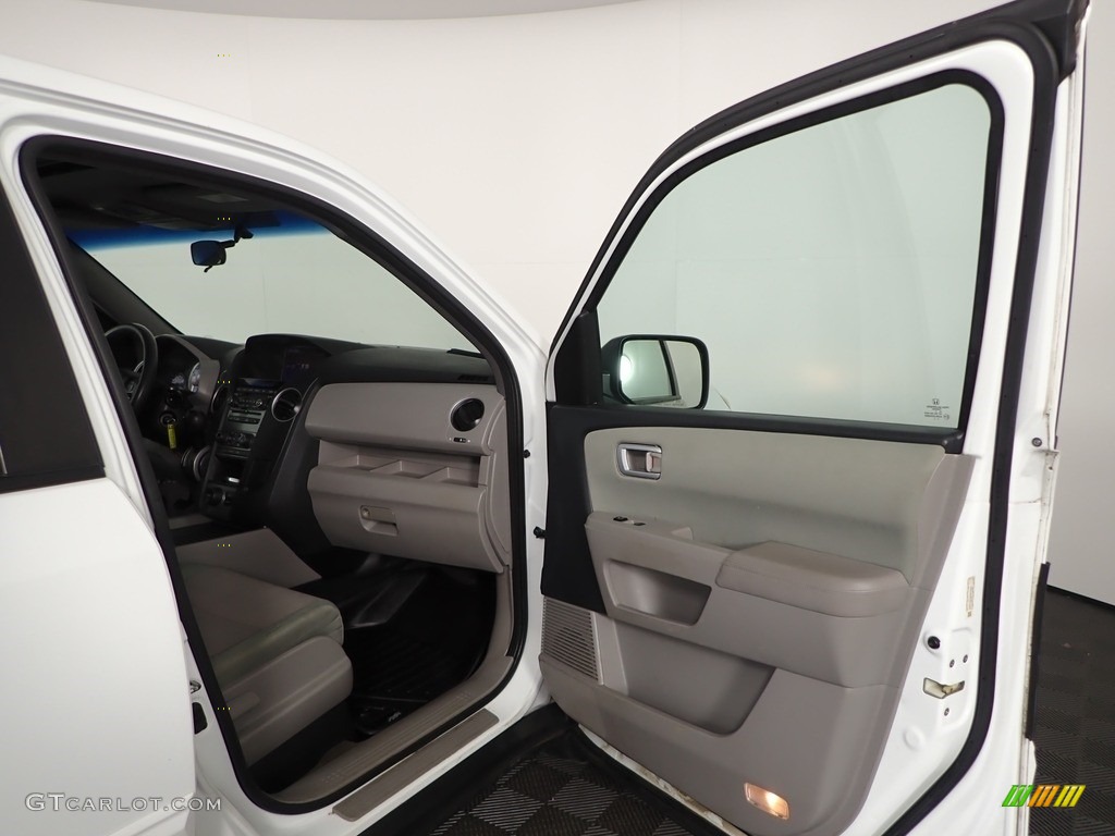 2015 Pilot SE 4WD - Taffeta White / Gray photo #30