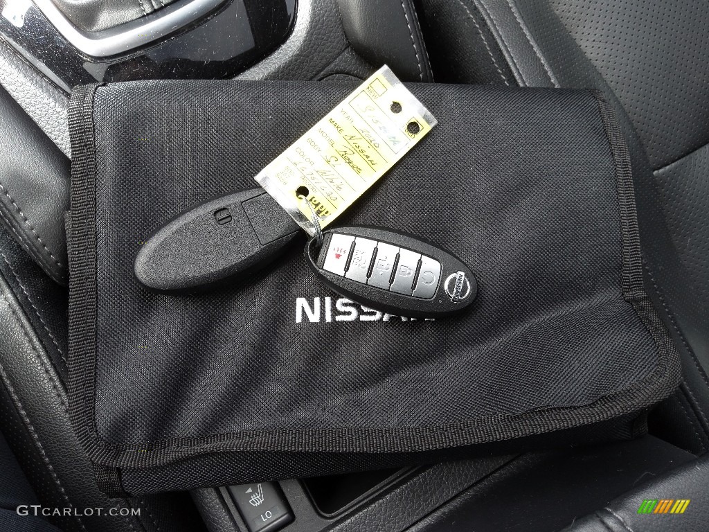 2020 Nissan Rogue SL Keys Photos