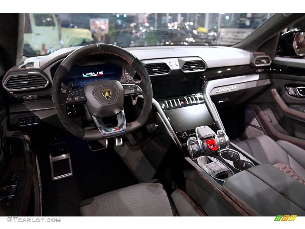 2022 Lamborghini Urus AWD Dashboard Photos