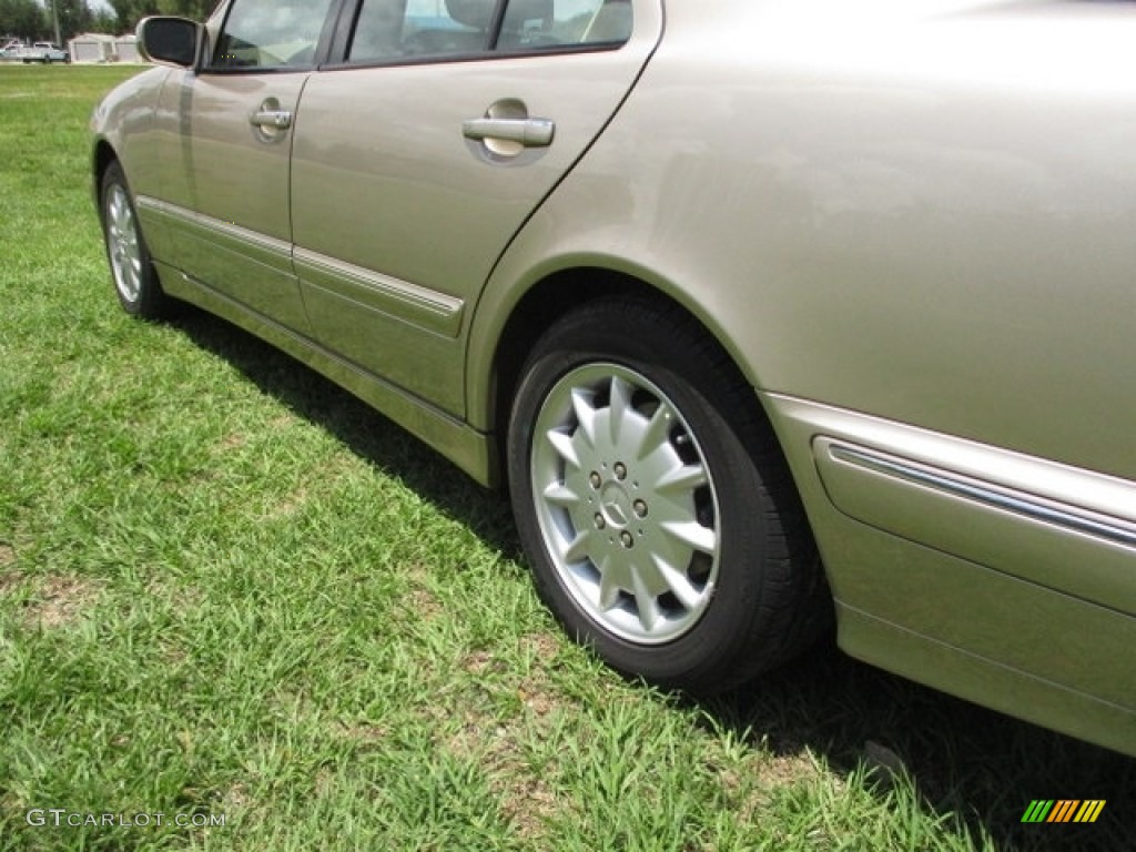 2000 E 320 Sedan - Desert Silver Metallic / Java photo #24