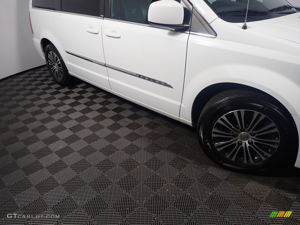 2014 Town & Country S - Bright White / S Black photo #5