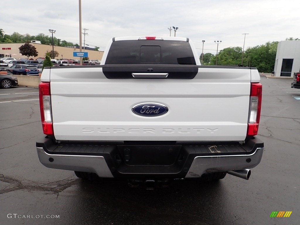 2018 F250 Super Duty XLT Crew Cab 4x4 - Oxford White / Earth Gray photo #6