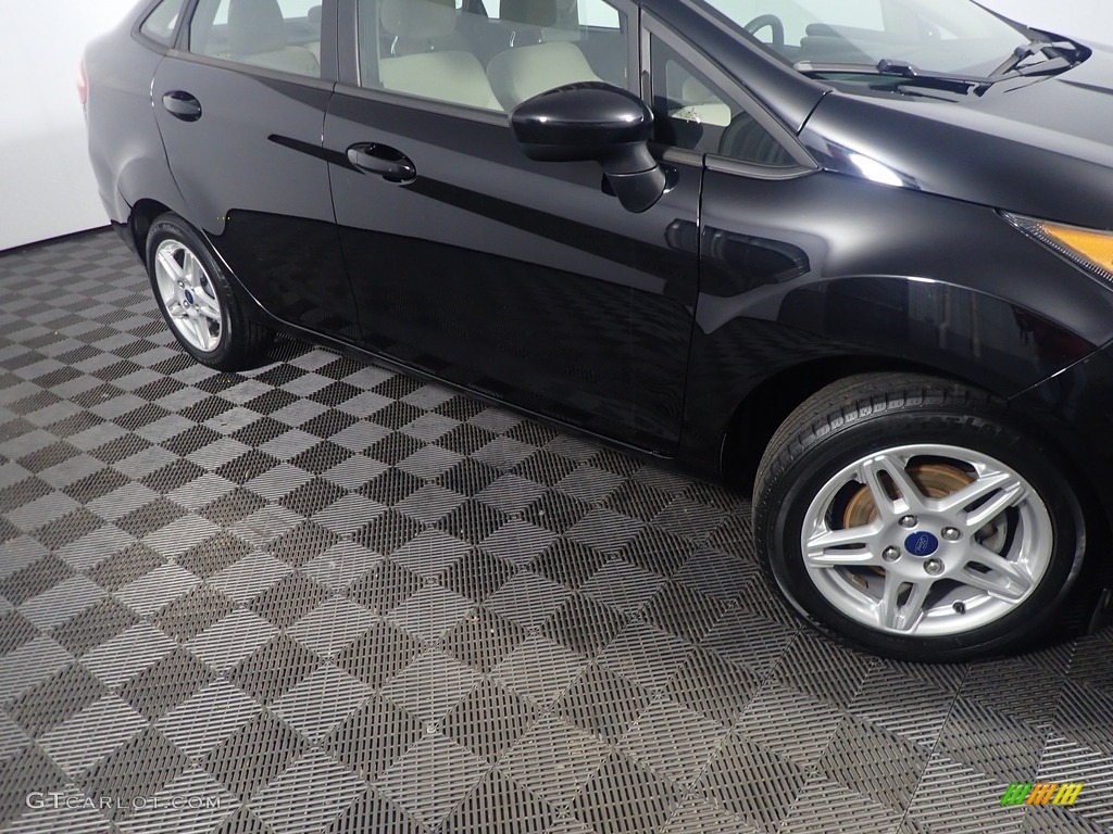 2019 Fiesta SE Sedan - Shadow Black / Medium Light Stone photo #4