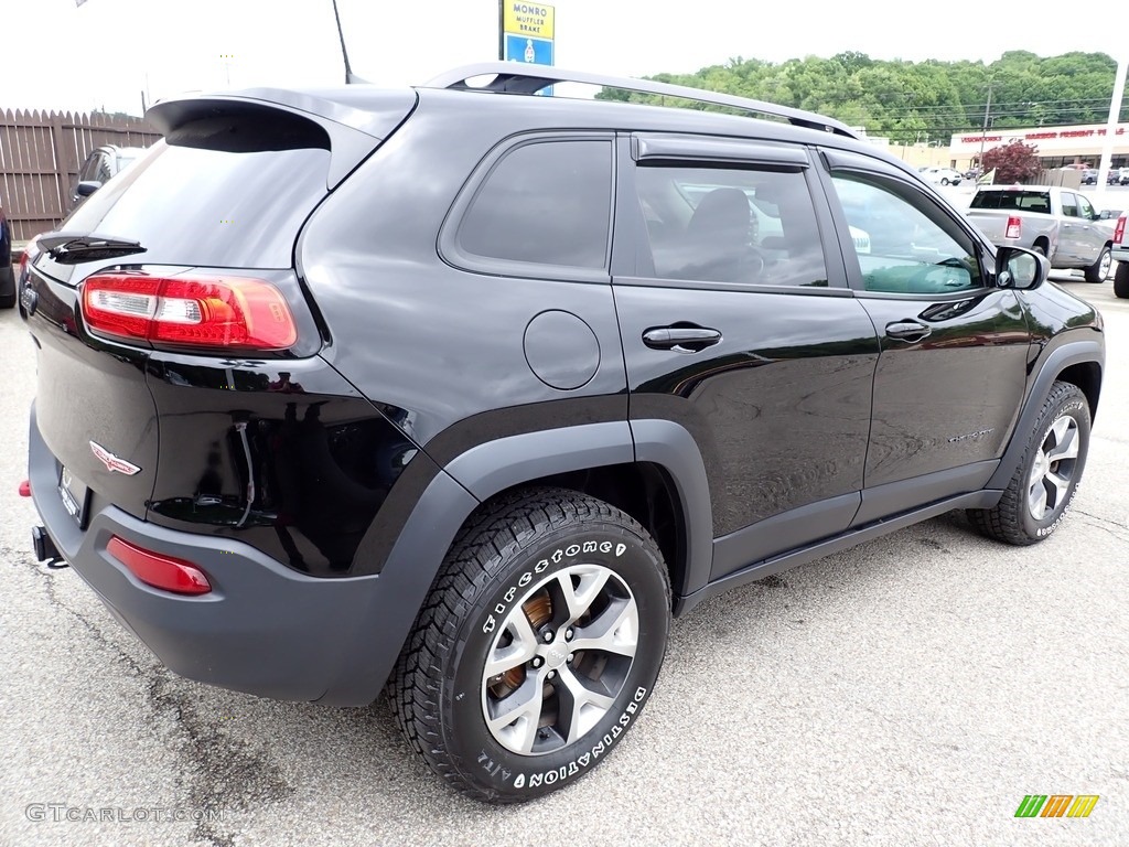 2017 Cherokee Trailhawk 4x4 - Diamond Black Crystal Pearl / Black photo #6