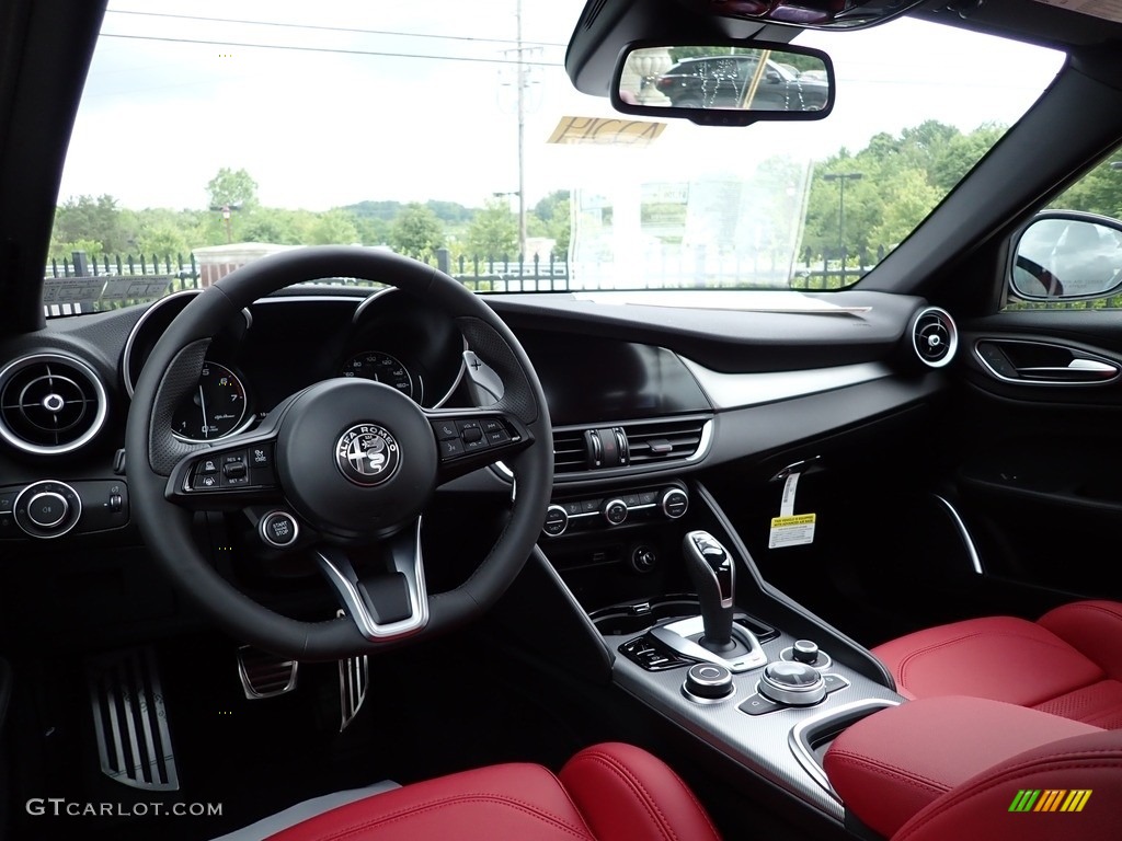 Black/Red Interior 2022 Alfa Romeo Giulia Veloce AWD Photo #144340609