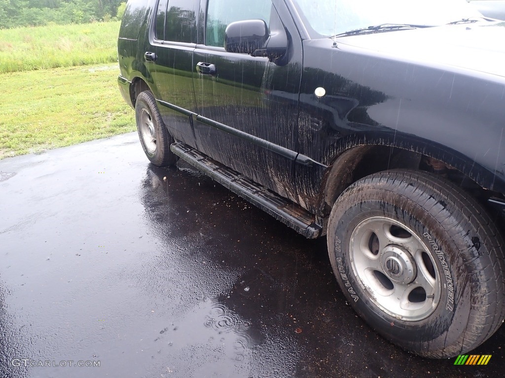 2005 Mountaineer V8 Premier AWD - Black / Midnight Grey photo #3