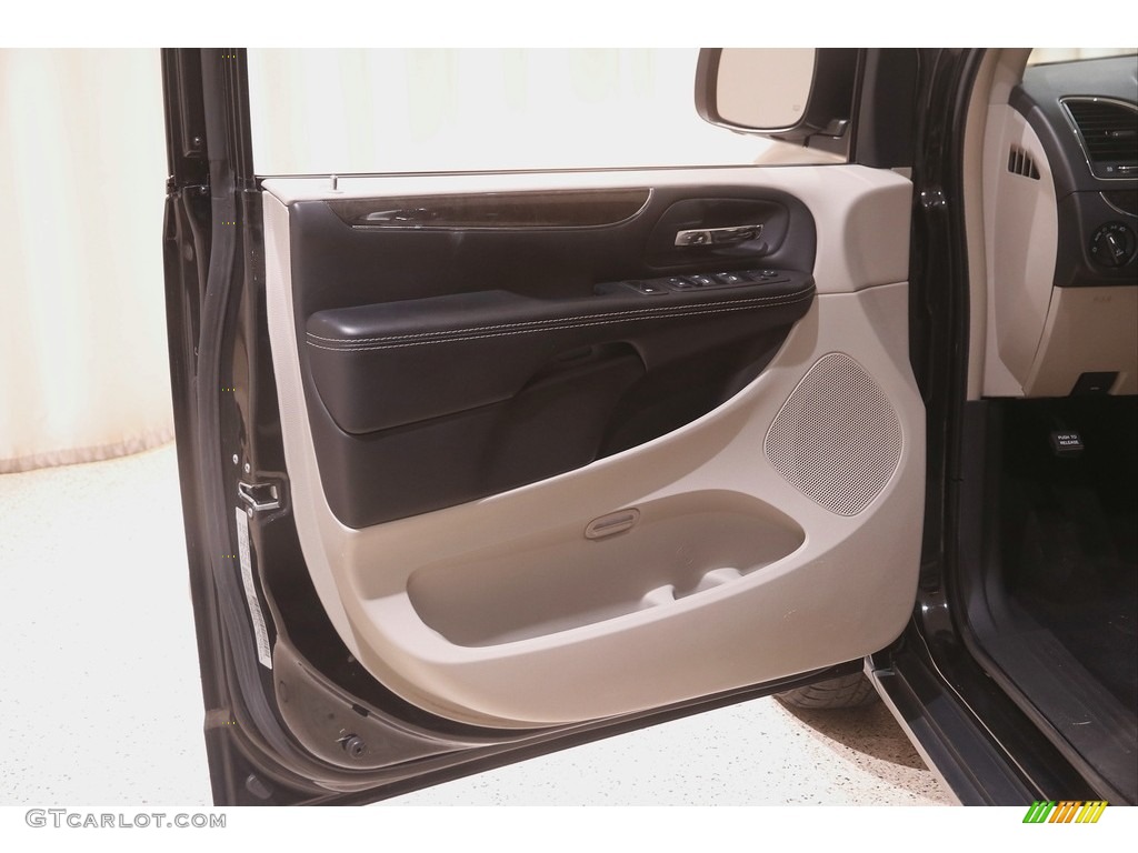 2015 Town & Country Touring - Brilliant Black Crystal Pearl / Black/Light Graystone photo #4