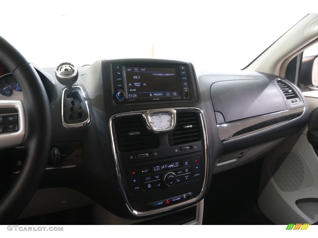 2015 Town & Country Touring - Brilliant Black Crystal Pearl / Black/Light Graystone photo #9