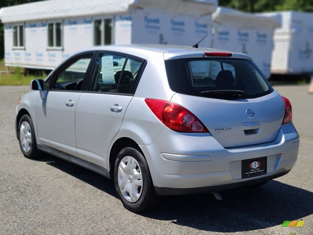 2011 Versa 1.8 S Hatchback - Brilliant Silver Metallic / Charcoal photo #3