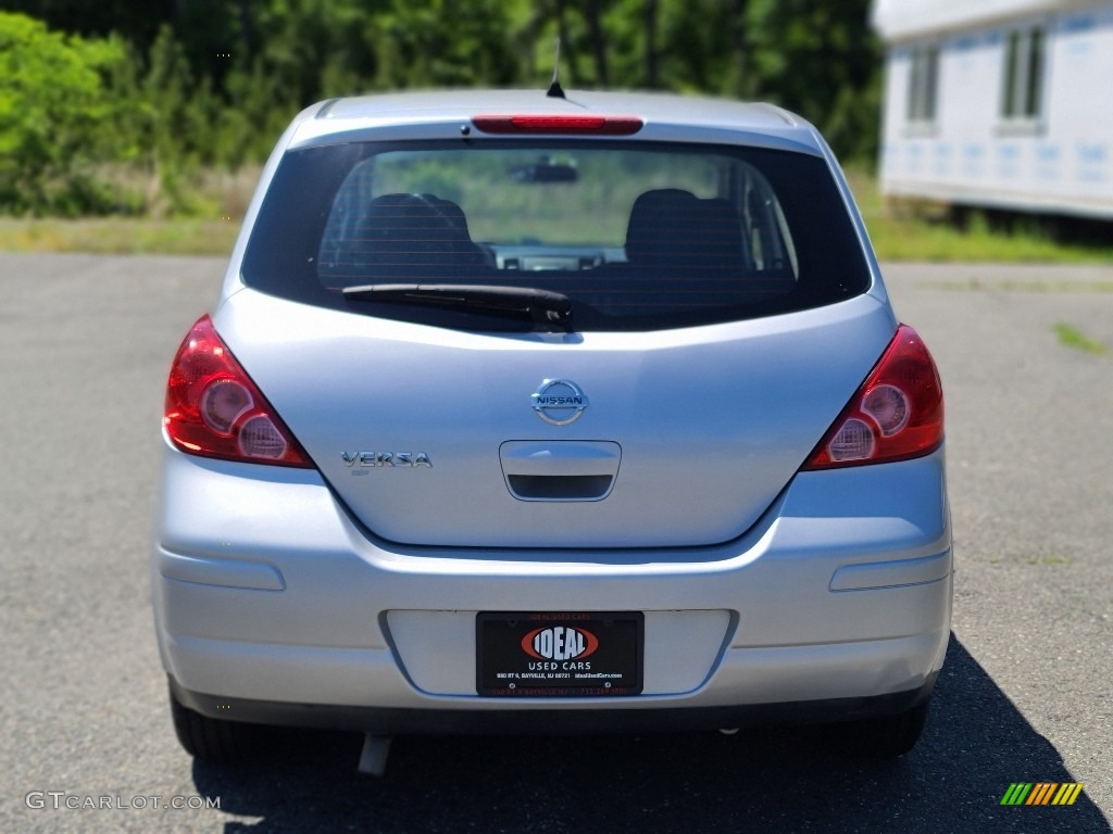 2011 Versa 1.8 S Hatchback - Brilliant Silver Metallic / Charcoal photo #4