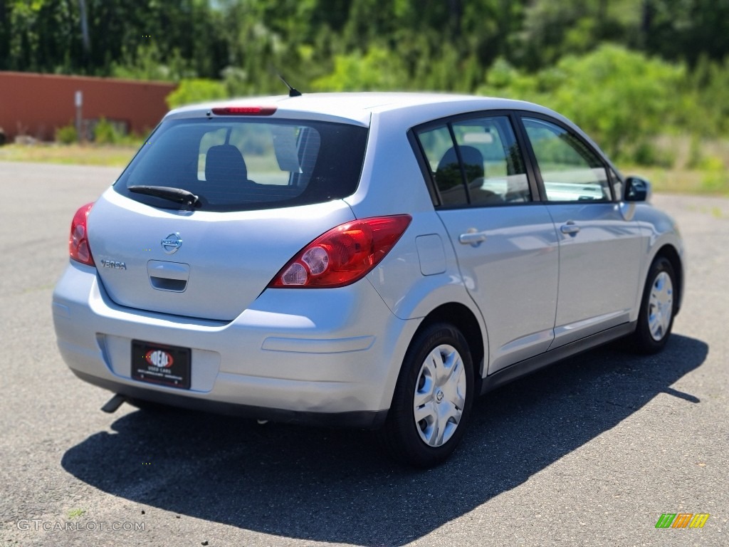 2011 Versa 1.8 S Hatchback - Brilliant Silver Metallic / Charcoal photo #5