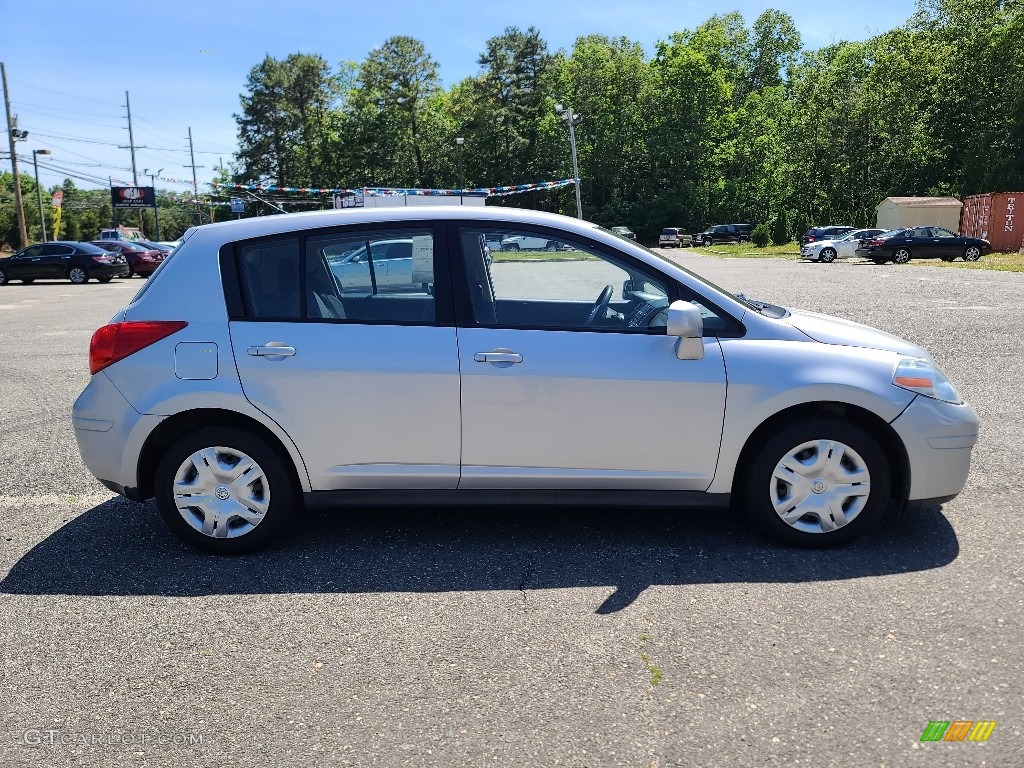 2011 Versa 1.8 S Hatchback - Brilliant Silver Metallic / Charcoal photo #6