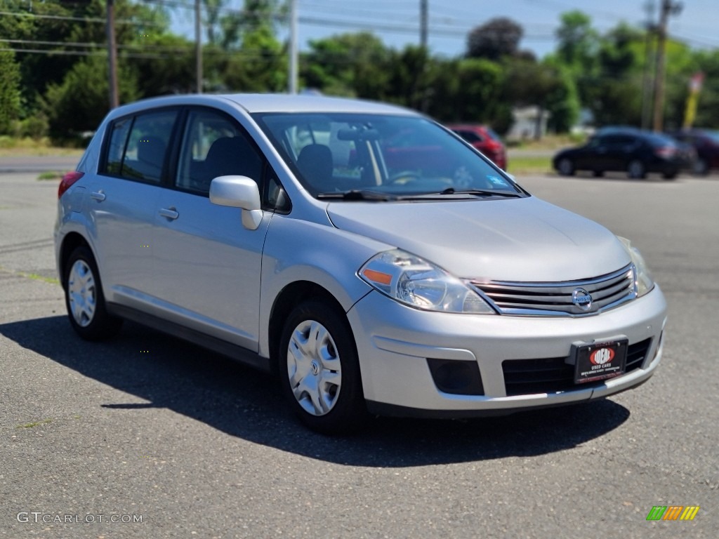 2011 Versa 1.8 S Hatchback - Brilliant Silver Metallic / Charcoal photo #7
