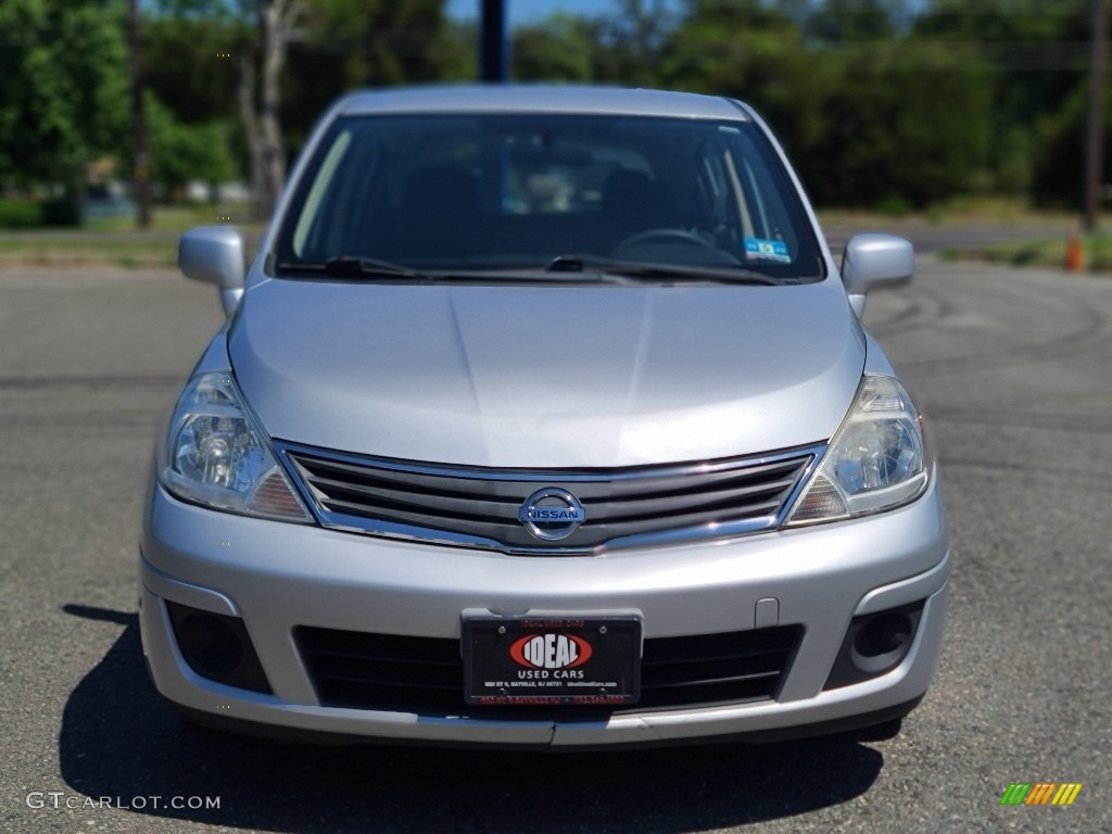 2011 Versa 1.8 S Hatchback - Brilliant Silver Metallic / Charcoal photo #8