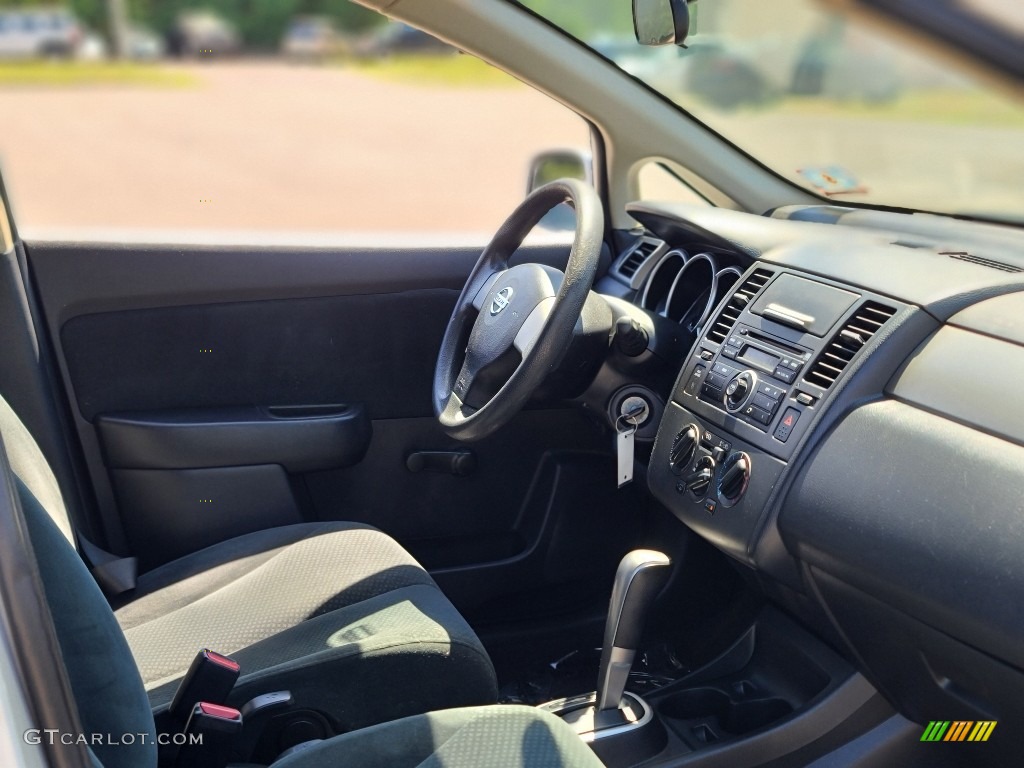 2011 Versa 1.8 S Hatchback - Brilliant Silver Metallic / Charcoal photo #10
