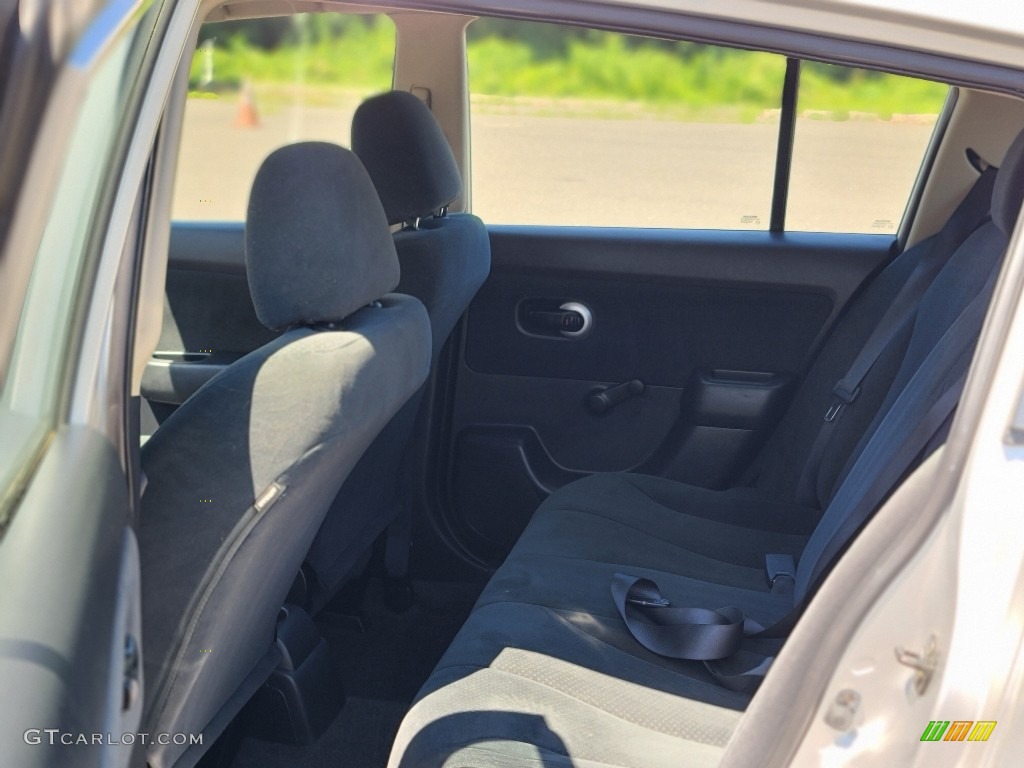 2011 Versa 1.8 S Hatchback - Brilliant Silver Metallic / Charcoal photo #18