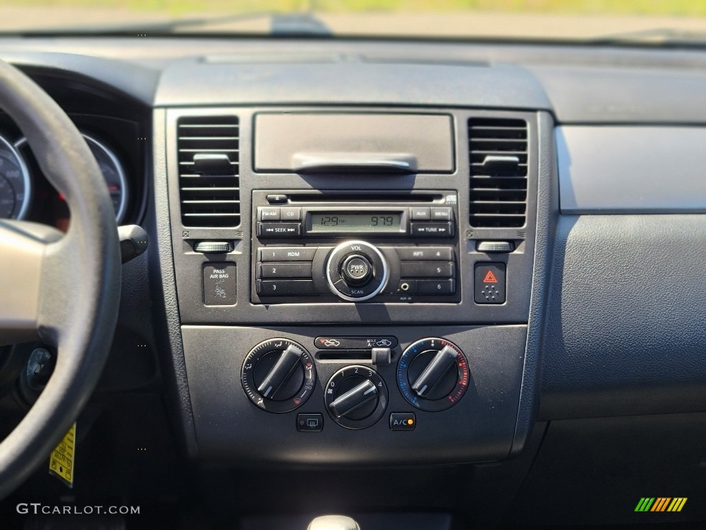 2011 Versa 1.8 S Hatchback - Brilliant Silver Metallic / Charcoal photo #21