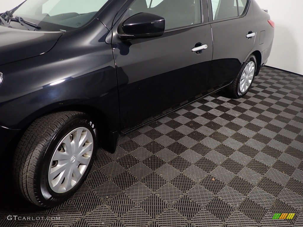 2016 Versa SV Sedan - Super Black / Charcoal photo #8