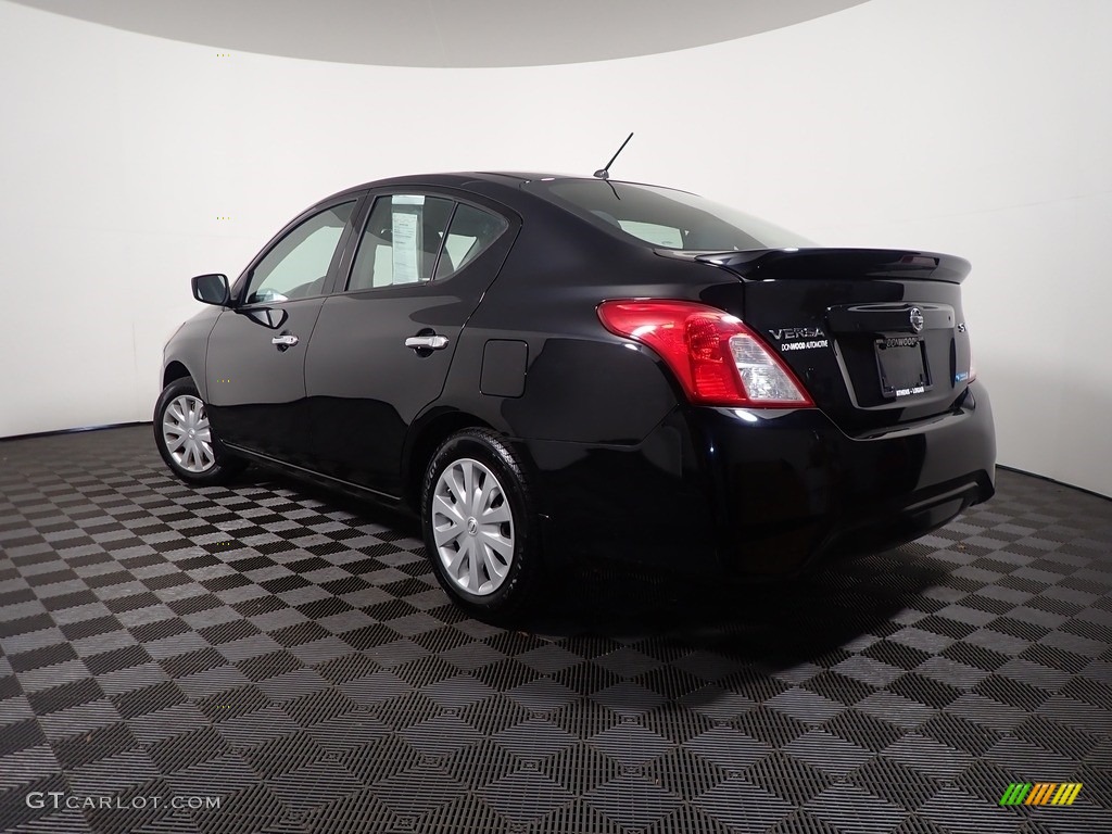 2016 Versa SV Sedan - Super Black / Charcoal photo #9