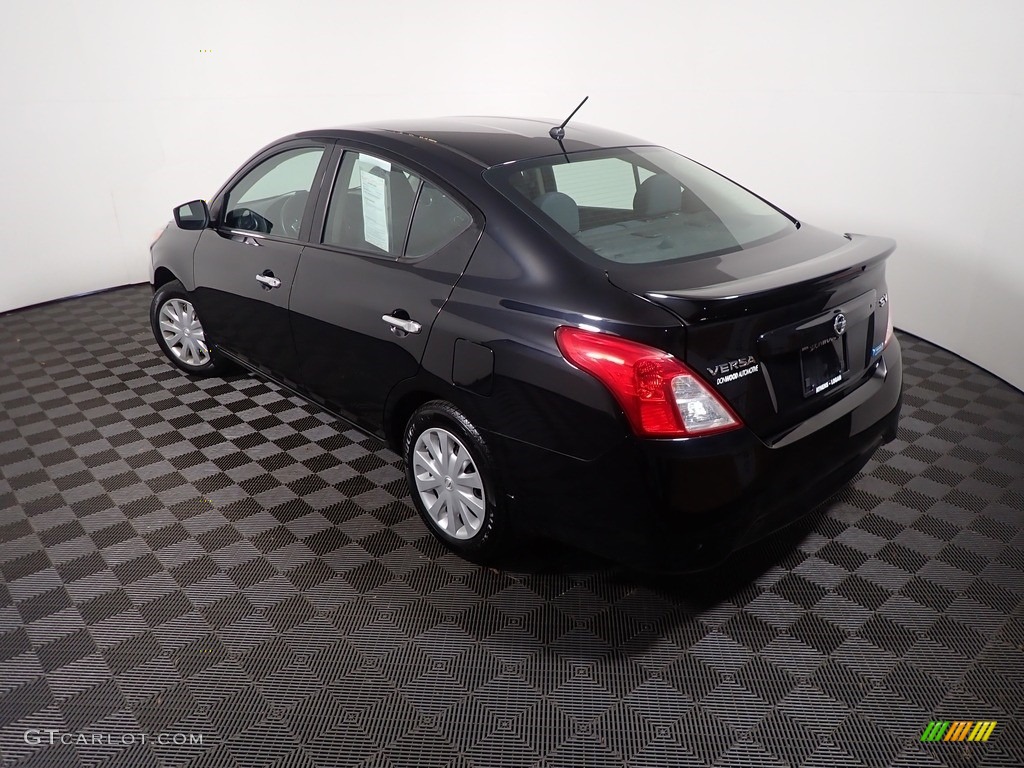 2016 Versa SV Sedan - Super Black / Charcoal photo #10