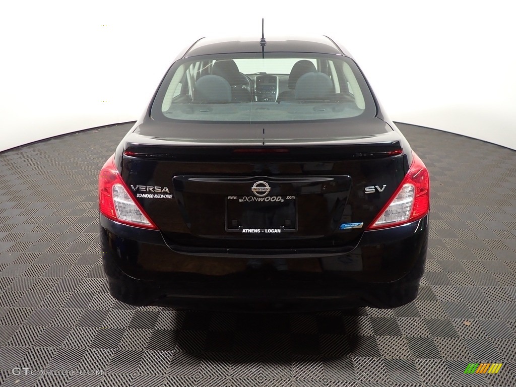 2016 Versa SV Sedan - Super Black / Charcoal photo #11