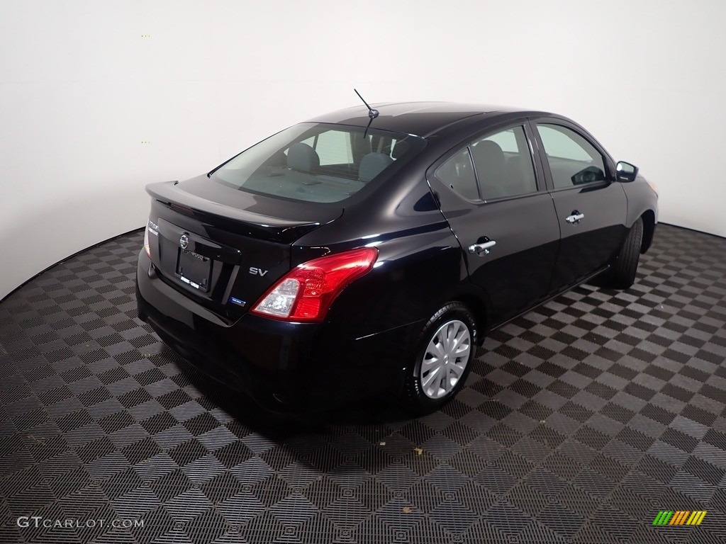 2016 Versa SV Sedan - Super Black / Charcoal photo #15