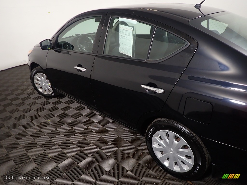 2016 Versa SV Sedan - Super Black / Charcoal photo #16