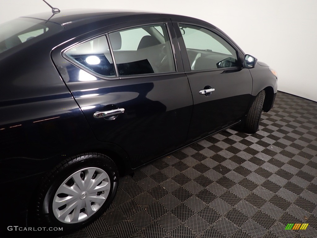 2016 Versa SV Sedan - Super Black / Charcoal photo #17