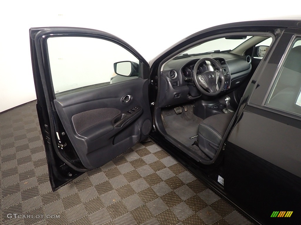 2016 Versa SV Sedan - Super Black / Charcoal photo #18