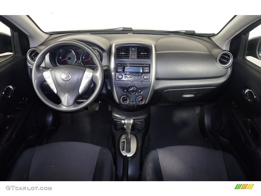 2016 Nissan Versa SV Sedan Dashboard Photos