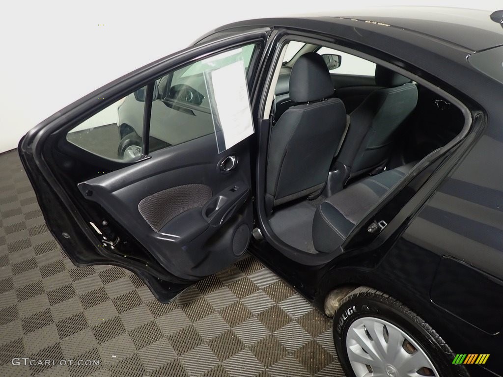 2016 Versa SV Sedan - Super Black / Charcoal photo #31