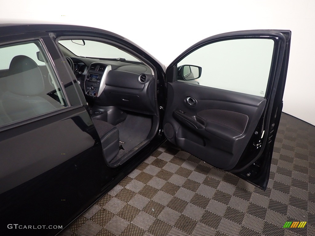 2016 Versa SV Sedan - Super Black / Charcoal photo #35