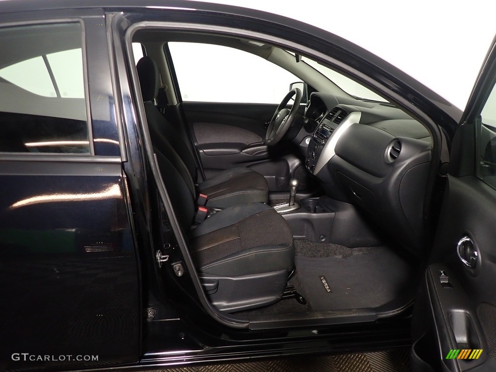 2016 Versa SV Sedan - Super Black / Charcoal photo #36