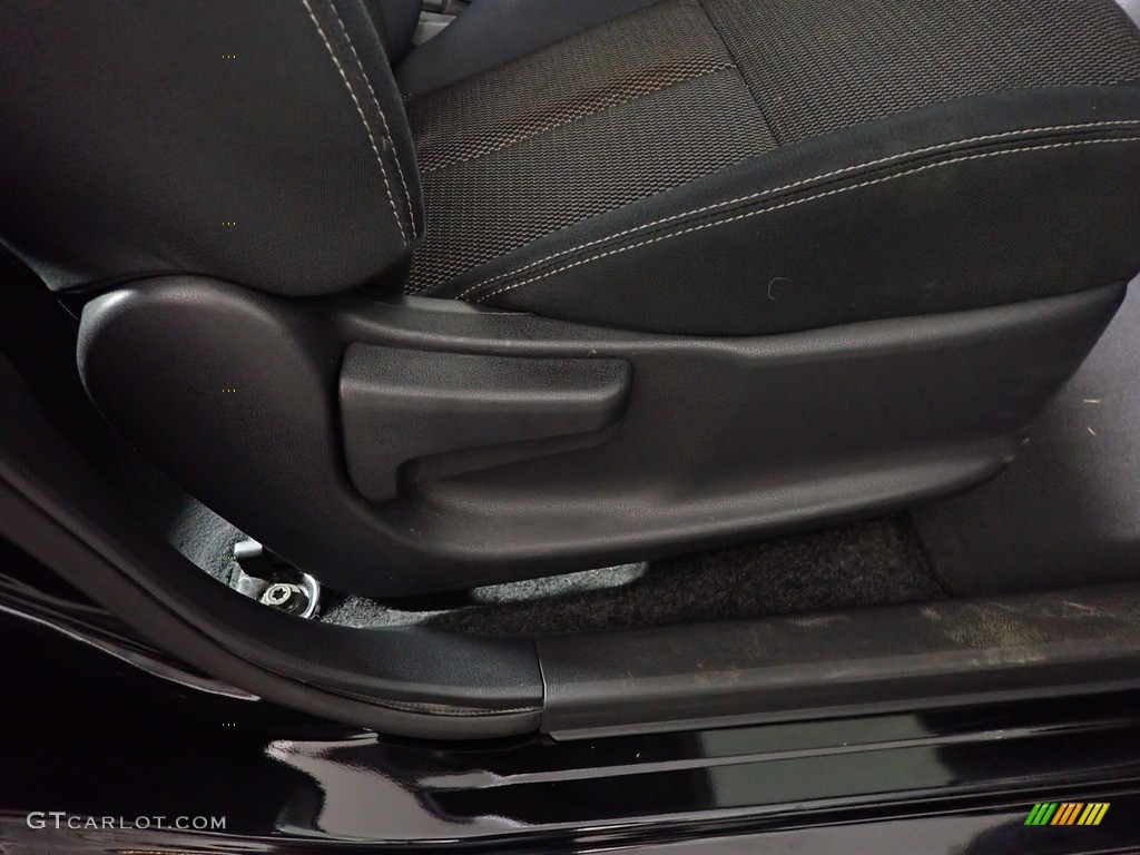 2016 Nissan Versa SV Sedan Front Seat Photos