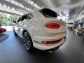 Ghost White Pearlescent by Mulliner - Bentayga V8 Photo No. 13