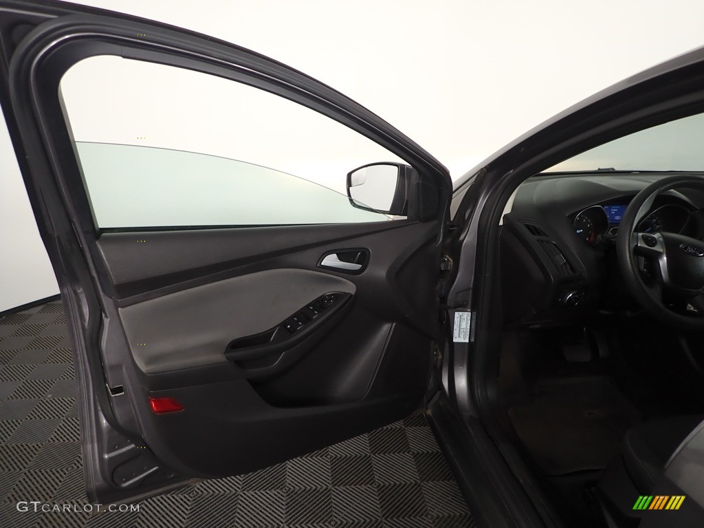 2014 Focus SE Hatchback - Sterling Gray / Charcoal Black photo #10