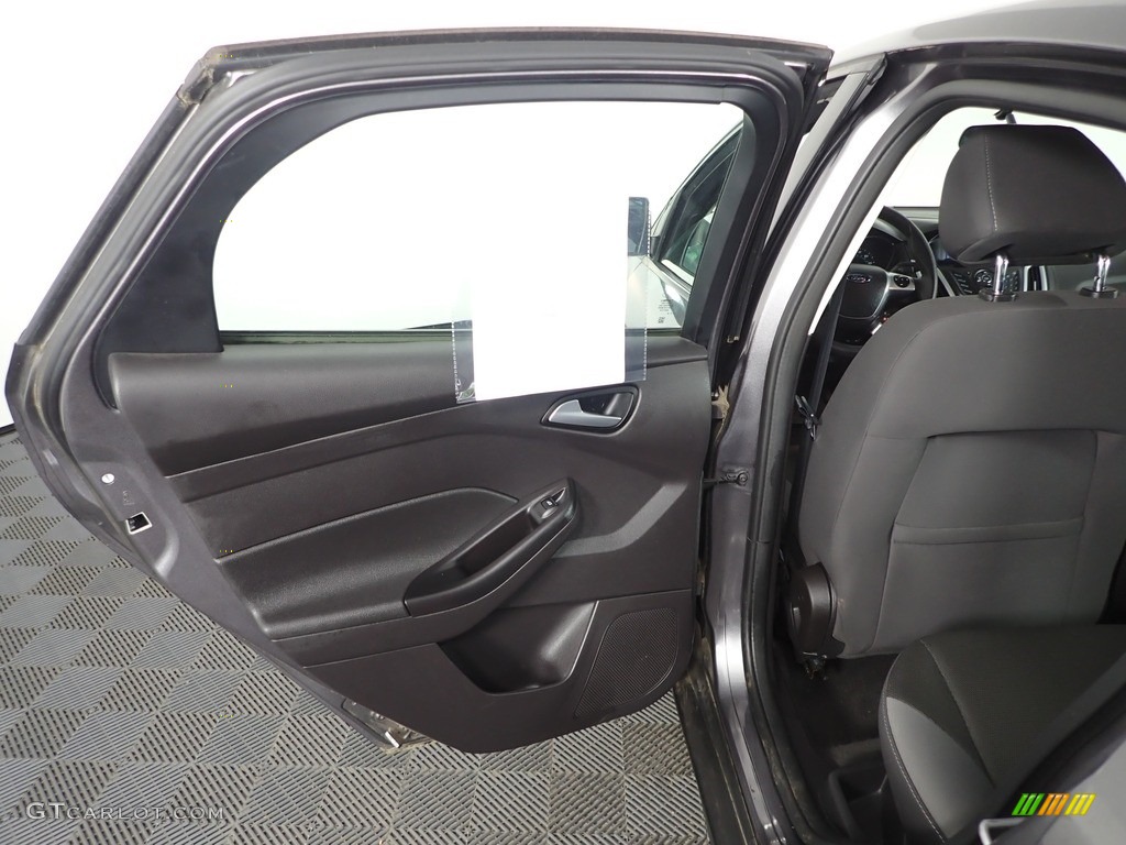 2014 Focus SE Hatchback - Sterling Gray / Charcoal Black photo #22