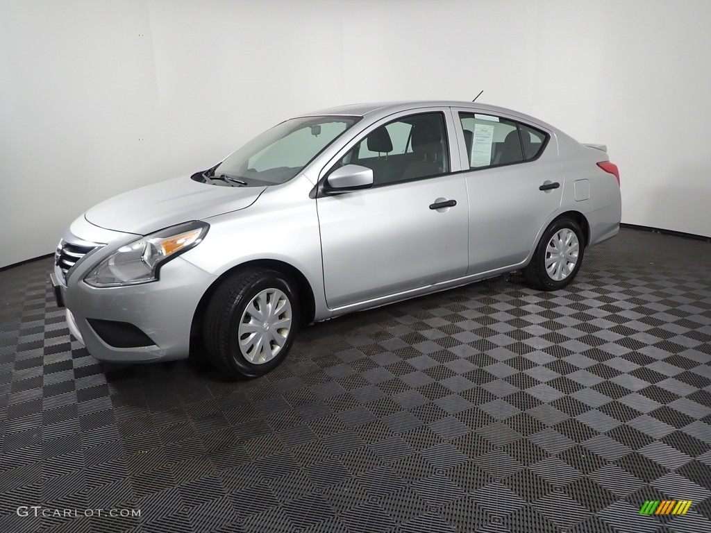 2019 Versa S Plus - Brilliant Silver Metallic / Charcoal photo #5