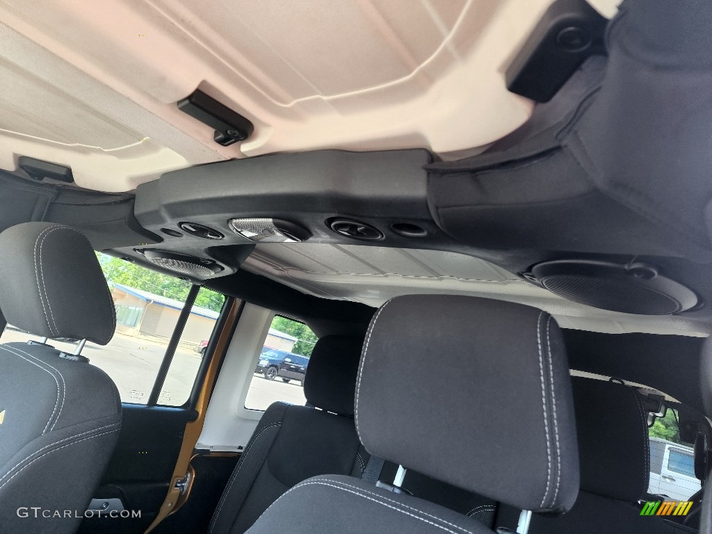 2014 Wrangler Unlimited Sahara 4x4 - Amp