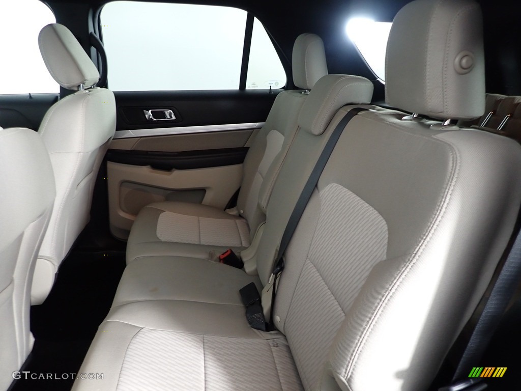 2018 Explorer FWD - Oxford White / Medium Stone photo #23