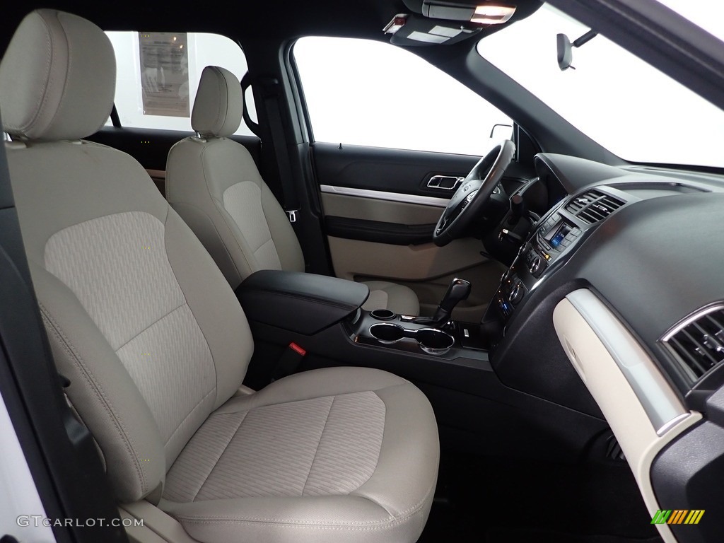 2018 Explorer FWD - Oxford White / Medium Stone photo #27