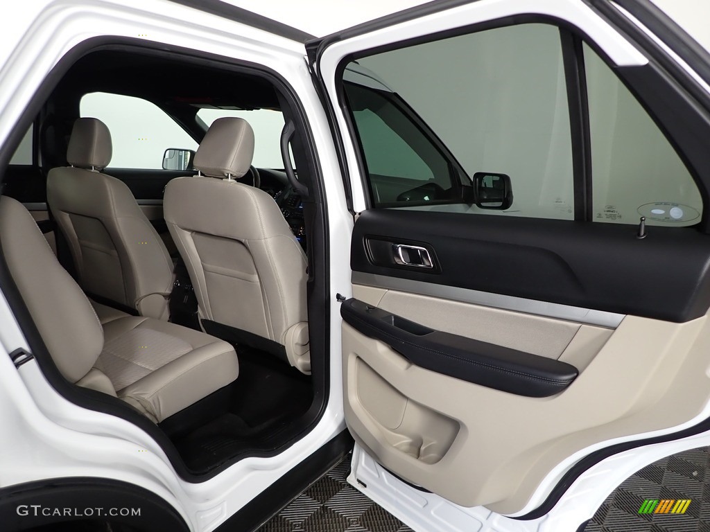 2018 Explorer FWD - Oxford White / Medium Stone photo #28