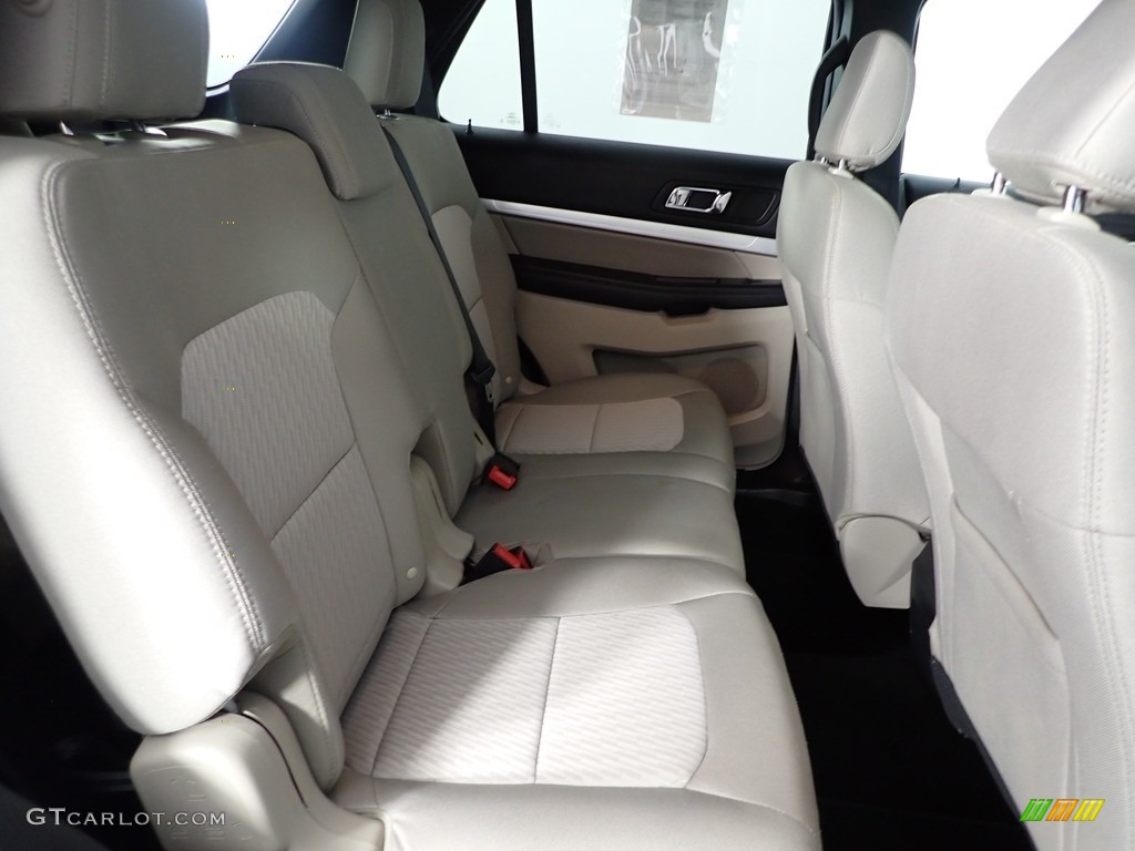 2018 Explorer FWD - Oxford White / Medium Stone photo #29