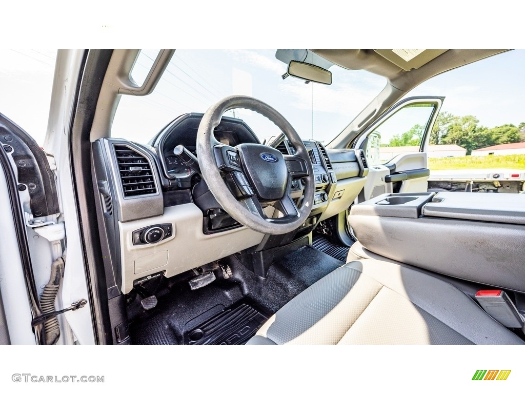 Earth Gray Interior 2018 Ford F350 Super Duty XL Crew Cab 4x4 Photo #144496428