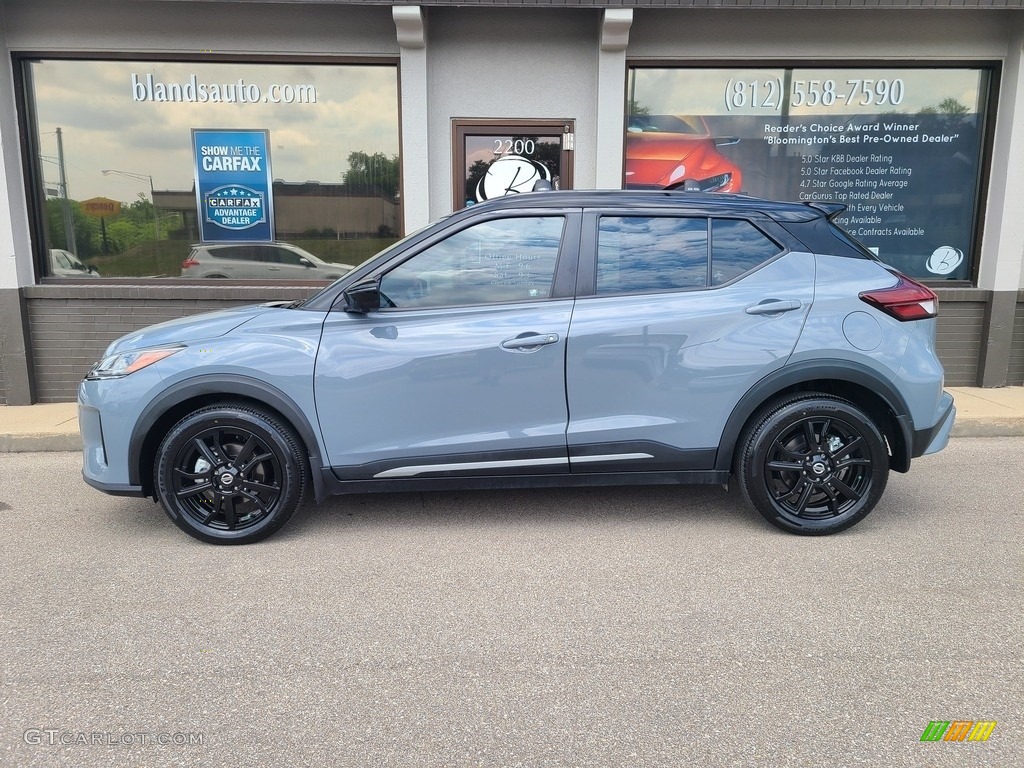 Boulder Gray Pearl Nissan Kicks