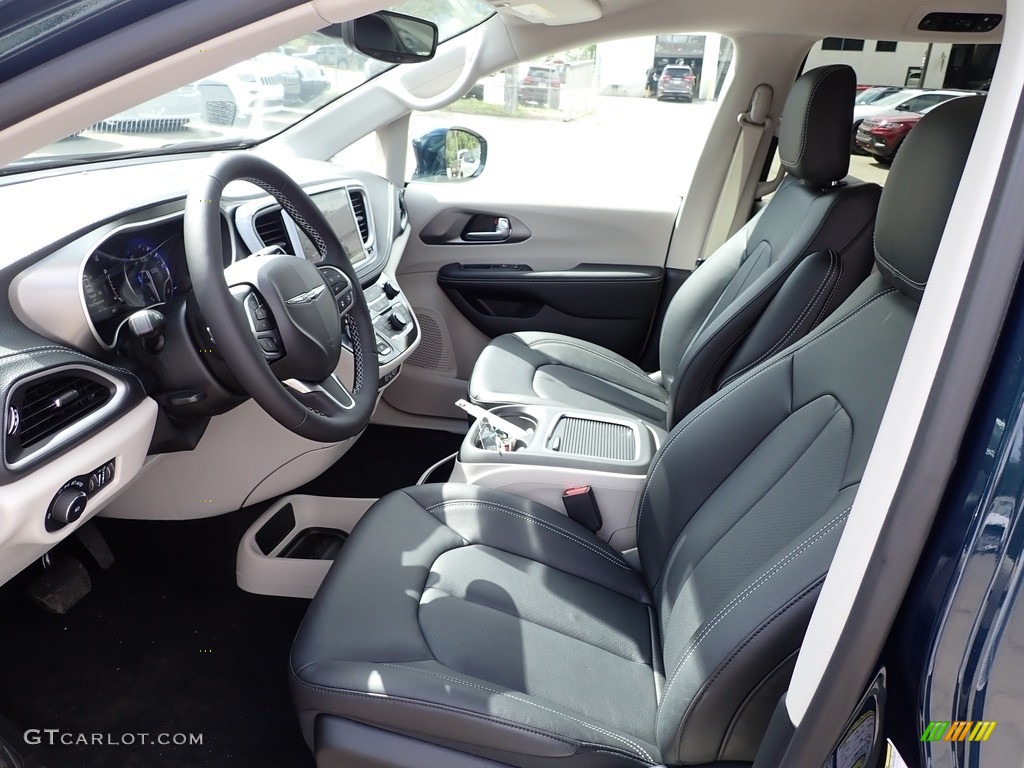 2022 Chrysler Pacifica Touring L AWD Front Seat Photos