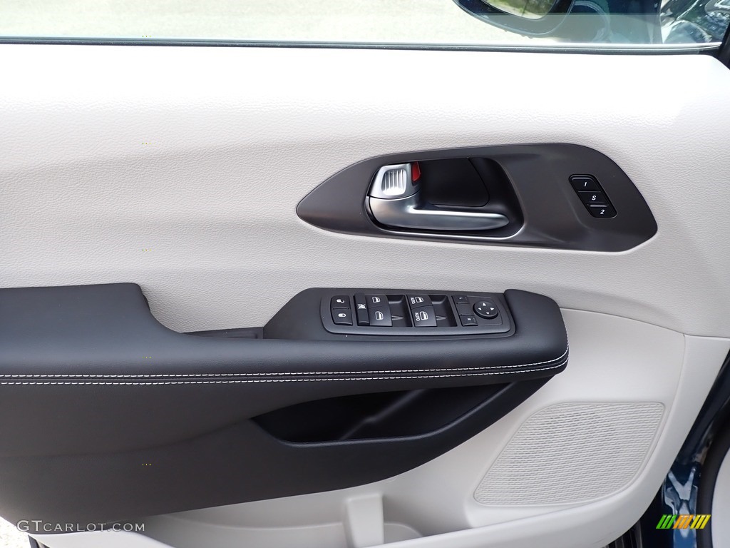 2022 Chrysler Pacifica Touring L AWD Black/Alloy Door Panel Photo #144505737