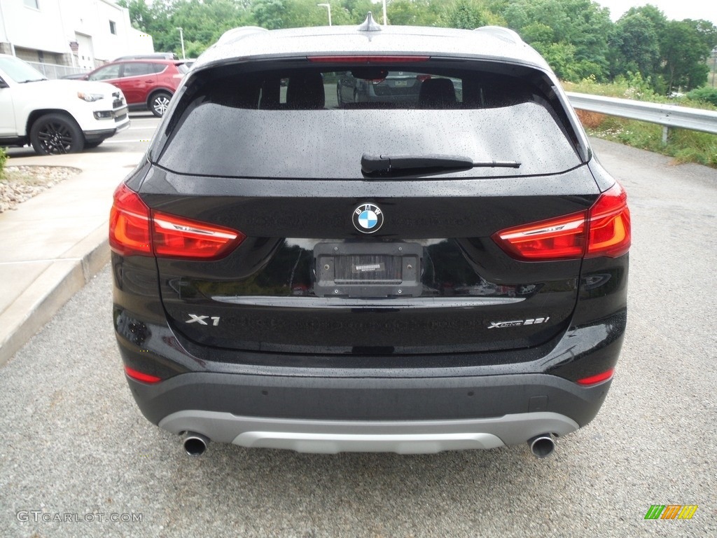 2018 X1 xDrive28i - Black Sapphire Metallic / Black photo #17